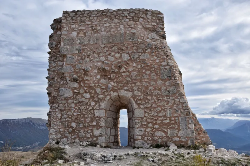 Cammini dimenticati d'Italia: pellegrinaggi antichi tra monasteri vivi e sentieri senza folla