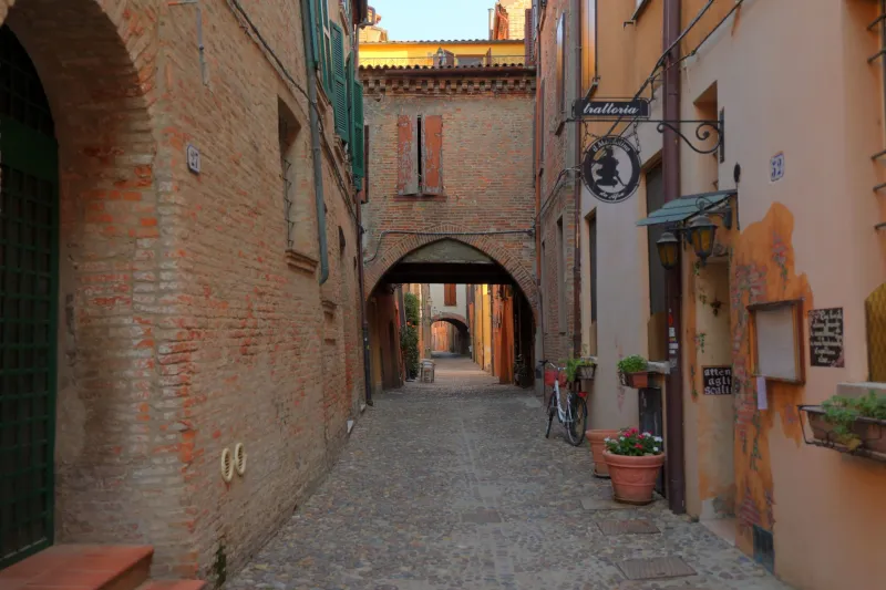 Pedalare nel Rinascimento: Ferrara si racconta solo in sella a una bicicletta