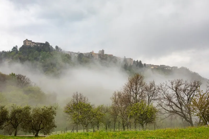 Maremma di tufo e silenzio: i borghi etruschi che il turismo di massa non ha ancora trovato