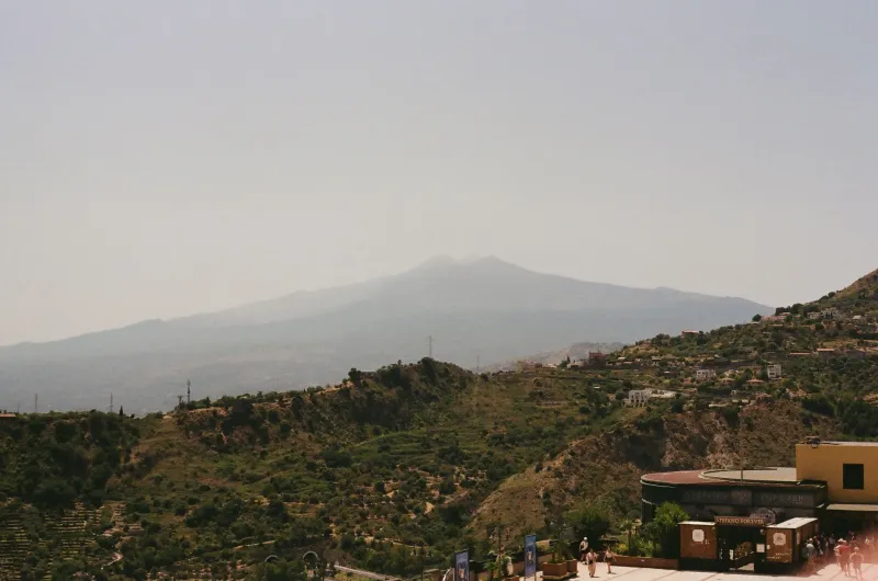 Dalla lava al calice: esplorare la Sicilia del vino tra Etna, Marsala e cantine da scoprire